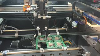 Máquina roteadora PCB Depaneling em linha com descarga PCBA na fresadora PCB da bandeja